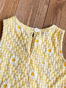 SHEIN Playful Pals 2026 女婴夏季时尚柔软舒适面料套装，度假旅行必备，女婴黄色格子雏菊甜美休闲两件套，圆领短袖T恤+牛仔短裤，清新学院风，适合户外、居家、运动、派对等场合 - 彩色 - 查看 9