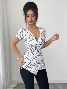 SHEIN Tall Blusa ajustada con cuello en V, manga corta, estampado casual, bajo asimétrico, fruncido y decoración de botón metálico - Blanco y Negro - Ver 4