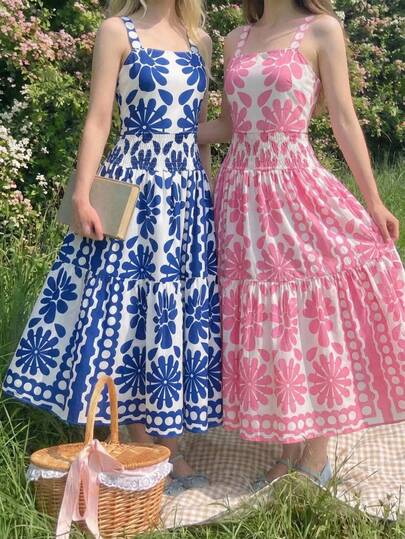 Sparklyn 这是两套专为年轻女孩设计的服装，通体饰以蓝色花卉图案。套装包括一件短款修身上衣（宽肩带）和一条宽松的A字裙（松紧腰带），非常适合女孩日常休闲穿着，或夏季海滩度假时穿着。