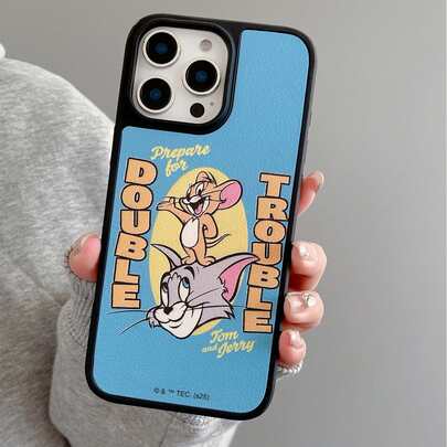 TOM & JERRY X SHEIN 这款猫和老鼠卡通图案二合一手机壳采用 TPU+PC 材质，具有防震磨砂质感和皮革纹理，可防止手汗。精致的心形图案有效保护您的 Apple iPhone 14/15 和 16/17 Pro Max 手机。