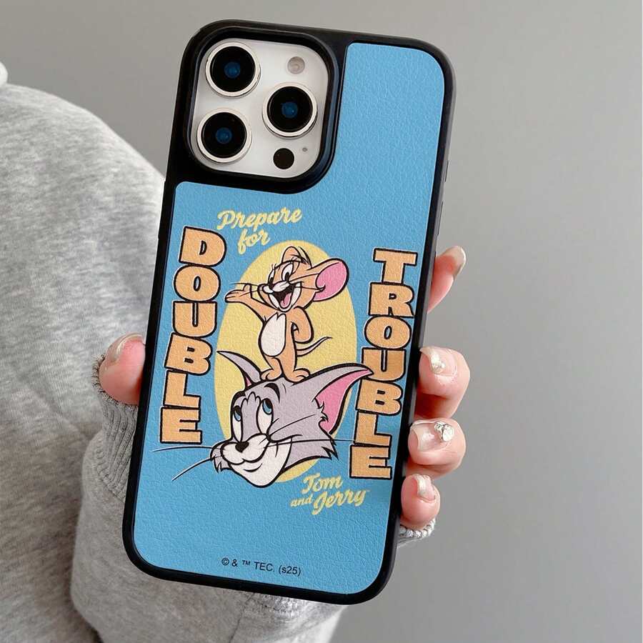 TOM & JERRY X SHEIN 这款猫和老鼠卡通图案二合一手机壳采用 TPU+PC 材质,具有防震磨砂质感和皮革纹理,可防止手汗。精致的心形图案有效保护您的 Apple iPhone 14/15 和 16/17 Pro Max 手机。 - 彩色 - 查看 1