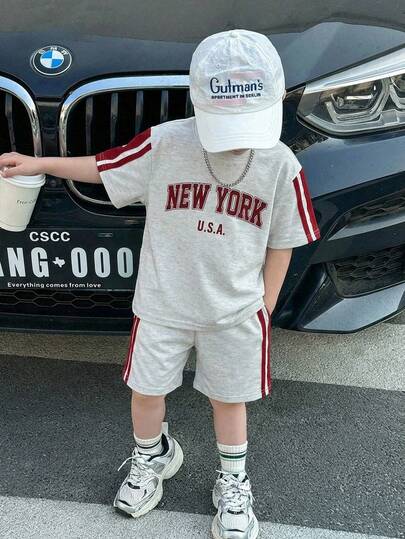 SHEIN 两件套男童休闲运动可爱花卉字母印花红色丝带圆领短袖T恤和短裤套装，适合通勤、上学、日常休闲穿着、运动、春夏穿着。