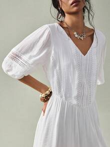 SoleilVie 波西米亚风女士中长连衣裙，纯色梭织面料搭配蕾丝拼接，深V领，对称蕾丝饰边，泡泡长袖配弹性袖口，可调节弹性腰身。适合波西米亚风、休闲、度假和日常穿着。 - 白色 - 查看 4