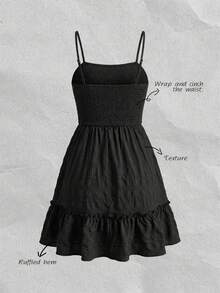 Olithes Y2K甜美前卫黑色褶皱抽绳荷叶边吊带迷你连衣裙；法式度假风黑色褶皱腰部荷叶边细肩带连衣裙；极简暗黑学院风黑色抽绳褶皱荷叶边吊带摆裙；柔美风黑色褶皱腰部荷叶边吊带迷你连衣裙；优雅休闲风黑色抽绳褶皱荷叶边吊带办公连衣裙 - 黑色 - 查看 2