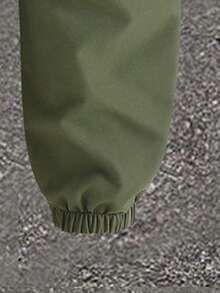 两件套男童图案标语数字印花圆领短袖T恤和工装裤套装，适合节日、派对、春夏穿着，休闲舒适，是夏季穿着的理想之选，时尚街头风，适合户外野餐、街头摄影、校园、节日庆典，也是馈赠佳品。 - 軍綠色 - 查看 3