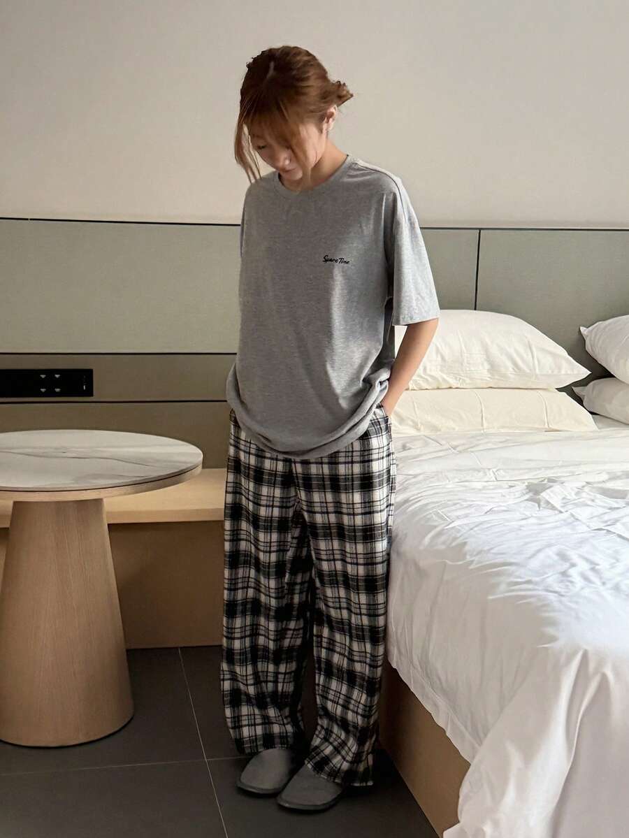 Dazy Kids Set Piyama Musim Panas untuk Remaja Perempuan: Kaos Lengan Longgar dengan Motif Huruf dan Celana Kotak-kotak - Grey - View 1