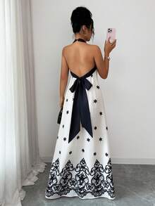 SHEIN Elenzya Vestido de vacaciones de diseño elegante y sexy con cuello halter, cintura fruncida y estampado de color contrastante, para primavera/verano - Blanco y Negro - Ver 2