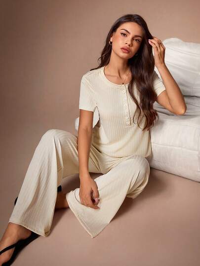 SHEIN Conjunto de pijama de mujer de punto de unicolor con cuello redondo y abotonado, de manga corta y pantalones, de estilo minimalista y casual