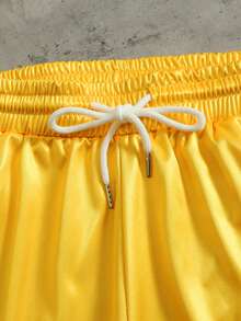 ROMWE MEN Street Life 男士字母印花圆领上衣和抽绳腰短裤休闲日常套装 - 黃色 - 查看 5