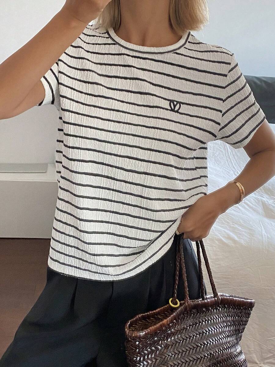Livesso 春夏爱心刺绣黑白条纹撞色圆领休闲T恤,适合音乐节、情人节、婚礼、街头、海滩等场合。 - 黑與白 - 查看 1