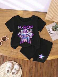 Conjunto de camiseta curta + shorts ciclista, casual e moderno, com estampa criativa, personalizada, minimalista e refrescante de personagem de grupo de garotas virtuais, em roxo brilhante com pentagrama e estrela. Confortável para o dia a dia, estilo aconchegante de verão, perfeito para primavera, verão e outono. Ideal para bebês e meninas. Conjunto preto de duas peças. - Preto - Ver 4