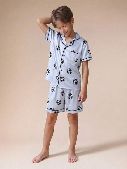 Conjunto de camisa y pantalones cortos casuales para niños preadolescentes del Mundial de Fútbol, con estampado de fútbol de dibujos animados, cómodo, de moda, versátil, de tela suave, adecuado para uso diario, caminar y estar en casa