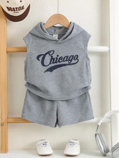 SHEIN Bộ 2 món đồ thể thao mùa hè dễ thương cho bé trai, áo tank top và quần short in chữ, kiểu Hàn Quốc, bộ đồ cho bé trai.