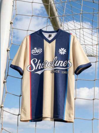 Prep T-shirt d'été décontracté pour hommes, style mode de rue sportif, col en V, ample, manches courtes, imprimé contrasté avec rayures et lettres