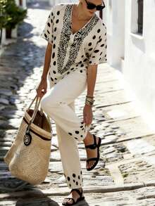 SHEIN Holidaya Conjunto informal de 2 piezas con blusa holgada de manga de murciélago con estampado floral abstracto de lunares negros sobre base beige y pantalones anchos a juego con decoración de lunares, para un estilo bohemio y chic para mujeres en vacaciones, como en Grecia, en la o en el yate, para trabajar desde casa o en la oficina, con jeans blancos o atuendos de primavera y verano. - Multicolor - Ver 5