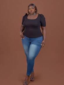 CurvyTilda Camiseta tejida de canalé de cuello scoop de manga farol - Negro - Ver 1