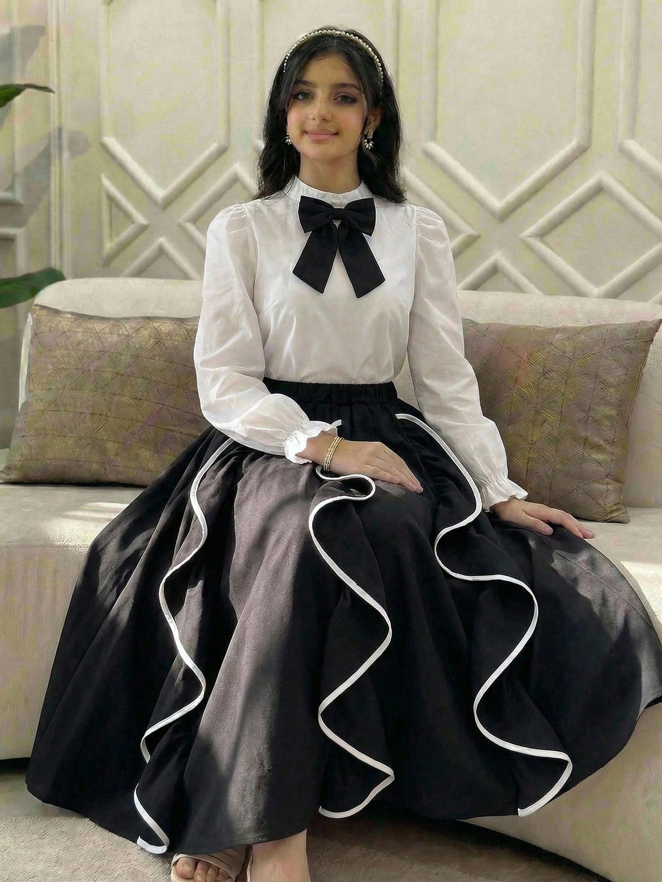 طقم بلوزة ياقة مندرين وأكمام منتفخة مزينة بالفراشا...