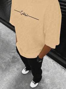 Manfinity Homme Áo thun nam cỡ lớn cổ tròn in chữ, tay ngắn, kiểu dáng thường ngày, đa năng. - Màu Khaki - Xem 3