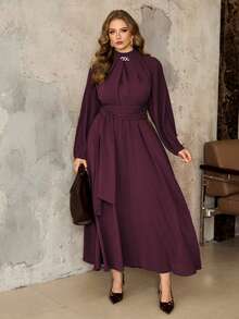 Roveilla Đầm maxi nữ size lớn mùa thu, phong cách Pháp thanh lịch Sicily, casual đi làm, đi chơi, tiệc trà chiều, lễ cưới trang trọng, màu tím đậm, cổ đứng, tay dài, eo xếp ly thắt nơ, eo chun, trang trí kim loại giả, cổ cao, đầm dài thanh lịch cổ điển cho nữ đi lễ - Màu đỏ tím - Xem 4
