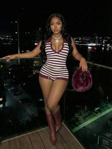 Slaydiva 2026春夏新款休闲街头风修身红白条纹深V领无袖女式连体裤，适合日常出行、购物、派对、嘉年华、音乐节、返校、机场穿搭、早午餐、夜店、俱乐部、旅行等场合。另有游艇风女式连体裤、深V领连体裤、酒红色条纹连体裤等款式可供选择。 - 紅白色 - 查看 8