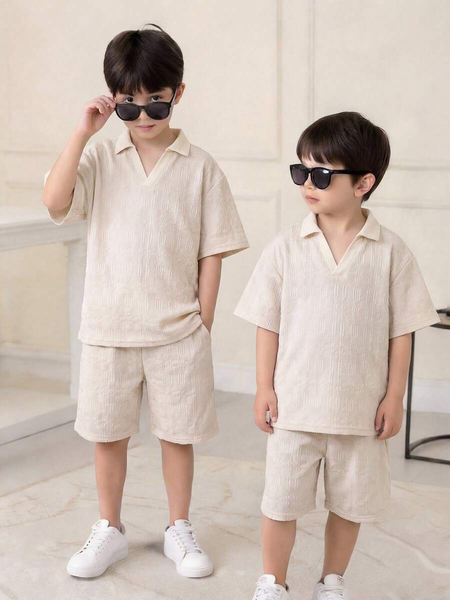 SHEIN 两件套男童纹理面料 Polo 衫（带领拉链）和纹理面料短裤套装，舒适休闲度假风，适合户外玩耍、街头摄影、派对、城市漫步等场合。