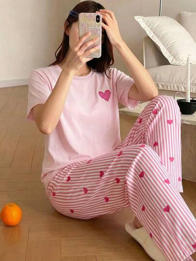 Set de 2 piezas de pijama casual y cómodo para adolescentes y niñas, con top de manga corta de cuello redondo elegante y minimalista en color rosa con corazón, y pantalones a rayas rosas con corazón