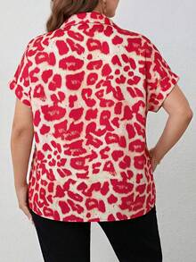 SHEIN Clasi 大码全印花前开襟纽扣休闲短袖衬衫 - 玫紅色 - 查看 2