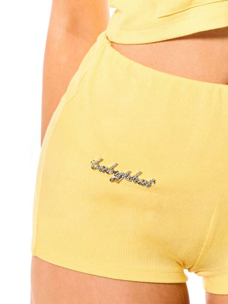 BABYPHAT Short femme taille haute avec taille pliante côtelée, détail de texte avec strass. Short d'été casual ajusté et stretch, couleur jaune