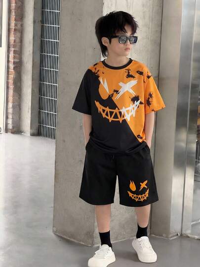 SHEIN 两件套青少年男童休闲街头时尚扎染涂鸦图案圆领短袖T恤和短裤套装，适合通勤、上学、日常休闲、运动、街头风格、春夏穿着。