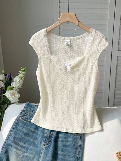 SHEIN 少女款无袖露脐上衣，心形领口，蕾丝花边领口和白色蝴蝶结装饰，柔软面料，适合多季节叠穿，复古方领和精致细节，适合日常/轻度场合，修身不束缚，易于搭配，打造甜美温柔的少女造型。