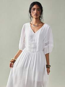 SoleilVie 波西米亚风女士中长连衣裙，纯色梭织面料搭配蕾丝拼接，深V领，对称蕾丝饰边，泡泡长袖配弹性袖口，可调节弹性腰身。适合波西米亚风、休闲、度假和日常穿着。 - 白色 - 查看 3