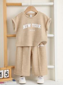 SHEIN Bộ 2 món cho bé trai và bé gái, áo thun in chữ màu kaki, quần ống loe, thích hợp mặc mùa hè. - Nhiều màu - Xem 3
