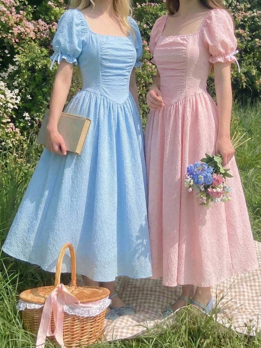 SHEIN 少女纯色纹理泡泡短袖连衣裙，饰有蝴蝶结，胸部褶皱设计，裙摆呈喇叭形，适合春夏午餐、度假、外出等场合。