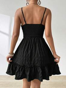 Olithes Y2K甜美前卫黑色褶皱抽绳荷叶边吊带迷你连衣裙；法式度假风黑色褶皱腰部荷叶边细肩带连衣裙；极简暗黑学院风黑色抽绳褶皱荷叶边吊带摆裙；柔美风黑色褶皱腰部荷叶边吊带迷你连衣裙；优雅休闲风黑色抽绳褶皱荷叶边吊带办公连衣裙 - 黑色 - 查看 4