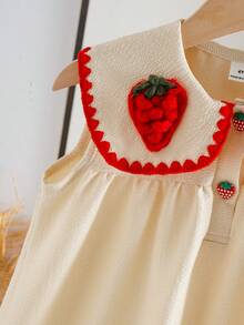 SHEIN Vintaside Kids Đầm dệt kim kiểu dáng đồng quê giản dị, tươi tắn, dễ thương cho bé gái, cổ vuông, cài khuy hình quả dâu tây, chất liệu vải dệt họa tiết, thích hợp mặc hàng ngày, đi nghỉ mát và dã ngoại, mùa xuân/hè. - Màu be - Xem 7