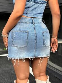 SHEIN ICON 大码女式口袋破洞下摆休闲牛仔迷你裙 - 淺色水洗藍 - 查看 2