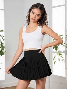 这款少女黑色运动短裙裤采用轻盈高弹亲肤面料，配有褶裥外裙，修身短裤搭配飘逸舒适的裙摆，专为网球、慢跑、健身和各种运动而设计。 - 黑色 - 查看 5