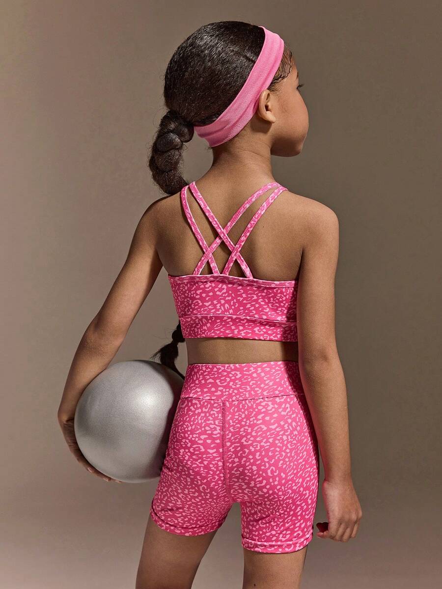 Bộ đồ thể thao 2 mảnh màu hồng hoa hồng in họa tiết da báo dành cho bé gái, gồm áo tank top lưng chéo và quần short ôm sát, được làm từ chất liệu co giãn 4 chiều siêu mềm mại, mang lại sự thoải mái tối đa cho da và độ linh hoạt tuyệt vời, hoàn hảo cho các buổi tập nhảy, vui chơi ở sân chơi và trang phục thể thao thường ngày. - Màu Hồng Tươi - Xem 1