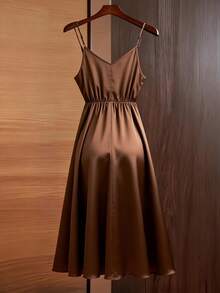 GlowEve CURVE 女士亮面面料V领褶皱裹身蝴蝶结腰带A字长款吊带连衣裙，适合春秋季休闲穿着 - 棕色 - 查看 10