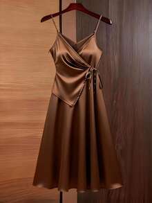 GlowEve CURVE 女士亮面面料V领褶皱裹身蝴蝶结腰带A字长款吊带连衣裙，适合春秋季休闲穿着 - 棕色 - 查看 9