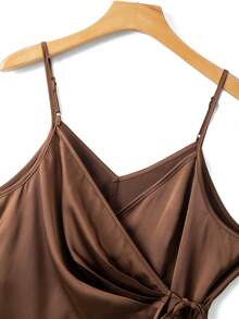 GlowEve CURVE 女士亮面面料V领褶皱裹身蝴蝶结腰带A字长款吊带连衣裙，适合春秋季休闲穿着 - 棕色 - 查看 3