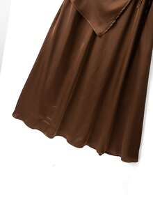 GlowEve CURVE 女士亮面面料V领褶皱裹身蝴蝶结腰带A字长款吊带连衣裙，适合春秋季休闲穿着 - 棕色 - 查看 6