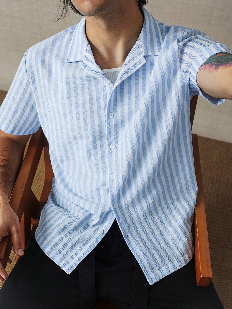 HUEFORM 男士条纹短袖纽扣休闲衬衫，纹理面料，夏季款 - 藍色 - 查看 1