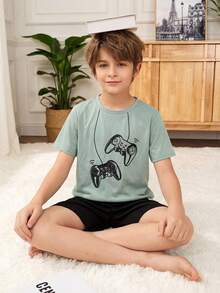 SHEIN Conjunto de pijama informal para niños preadolescentes, 2 piezas, de camiseta con gráfico de mando de videojuego y pantalones cortos, holgado y cómodo - Multicolor - Ver 2