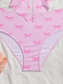 SHEIN 少女比基尼泳衣，女童泳装，挂脖式，度假，休闲，可爱风格，粉色两件式泳衣，蝴蝶结条纹印花，针织面料，双肩挂脖上衣，胸前饰有金属花朵，两件套，挂脖上衣搭配泳裤，时尚，休闲，精致，华丽，淑女风，适合游泳，夏季假期，夏季海滩，海边泳池，游泳池，夏季派对，休闲度假。 - 粉色 - 查看 4