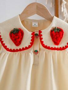 SHEIN Vintaside Kids Đầm dệt kim kiểu dáng đồng quê giản dị, tươi tắn, dễ thương cho bé gái, cổ vuông, cài khuy hình quả dâu tây, chất liệu vải dệt họa tiết, thích hợp mặc hàng ngày, đi nghỉ mát và dã ngoại, mùa xuân/hè. - Màu be - Xem 6