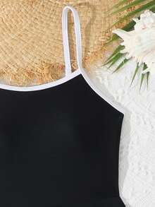 SHEIN 少女吊带比基尼，休闲度假风，时尚精致，黑色泳装，针织面料，黑白撞色镂空吊带泳衣套装，两件式泳衣，中长款吊带泳裙搭配方腿泳裤，时尚休闲，精致迷人，优雅淑女，适合游泳、夏季度假、海滩、海边、泳池、夏季派对、休闲度假等场合。 - 黑色 - 查看 3