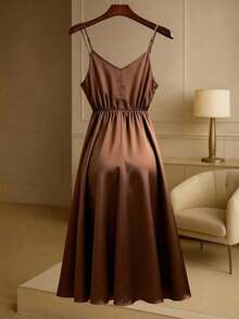 GlowEve CURVE 女士亮面面料V领褶皱裹身蝴蝶结腰带A字长款吊带连衣裙，适合春秋季休闲穿着 - 棕色 - 查看 2