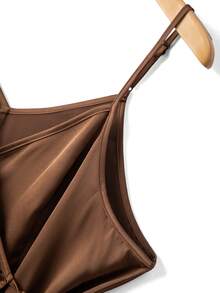 GlowEve CURVE 女士亮面面料V领褶皱裹身蝴蝶结腰带A字长款吊带连衣裙，适合春秋季休闲穿着 - 棕色 - 查看 4