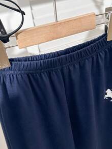 SHEIN 两件套儿童男童条纹图案柔软针织圆领白色短袖套头衫和松紧腰束脚裤套装 - 彩色 - 查看 3